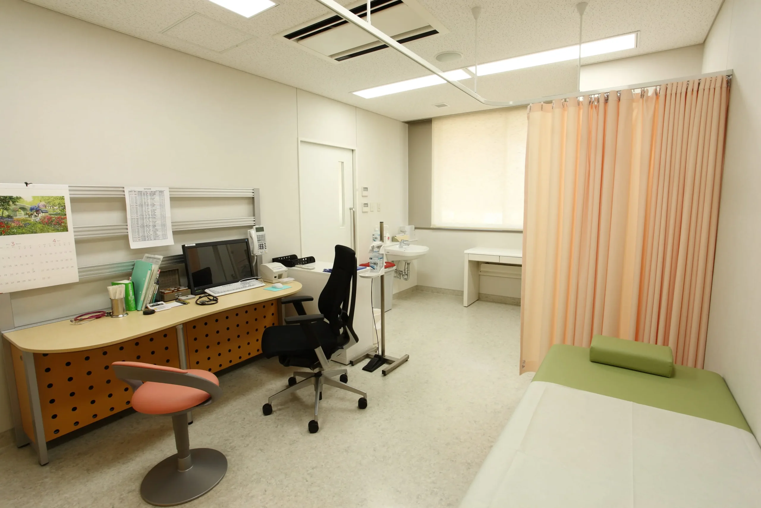 夜間・休日診療所の診察室の写真